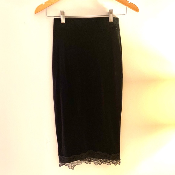 NWT H&M velvet skirt with lace trim and slit - Picture 1 of 5